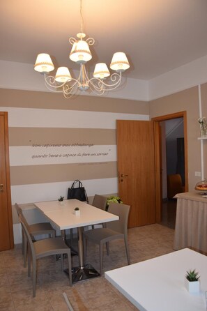 Desk, free cots/infant beds, free WiFi, bed sheets - Hotel dei Cappuccini (San Giovanni Rotondo)