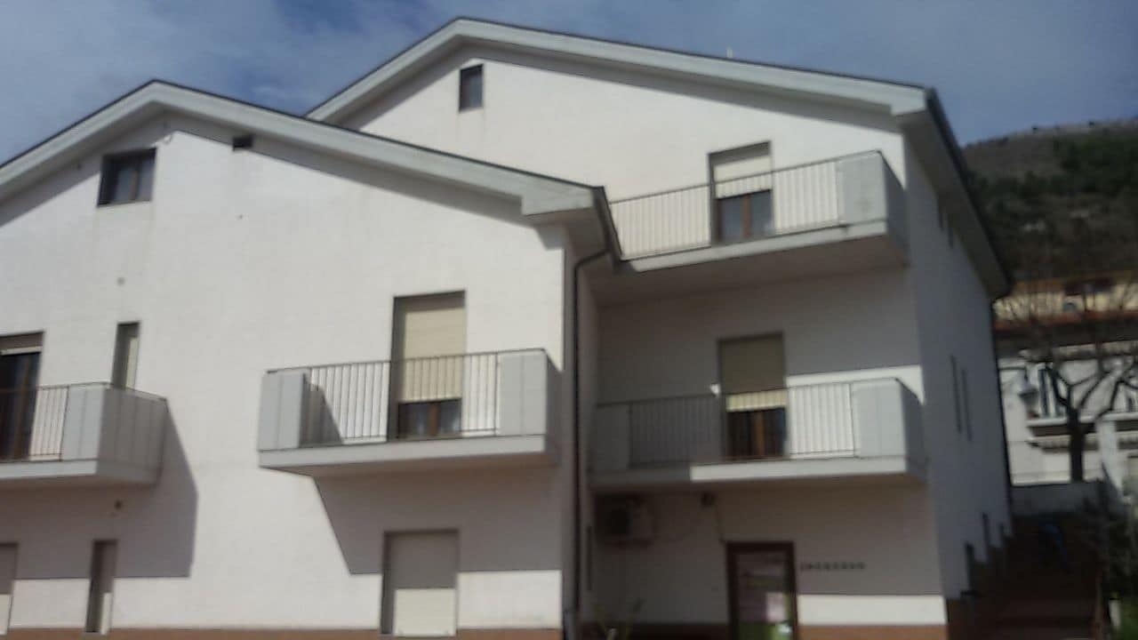 Un immeuble de deux étages doté de balcons et d’un toit plat.
