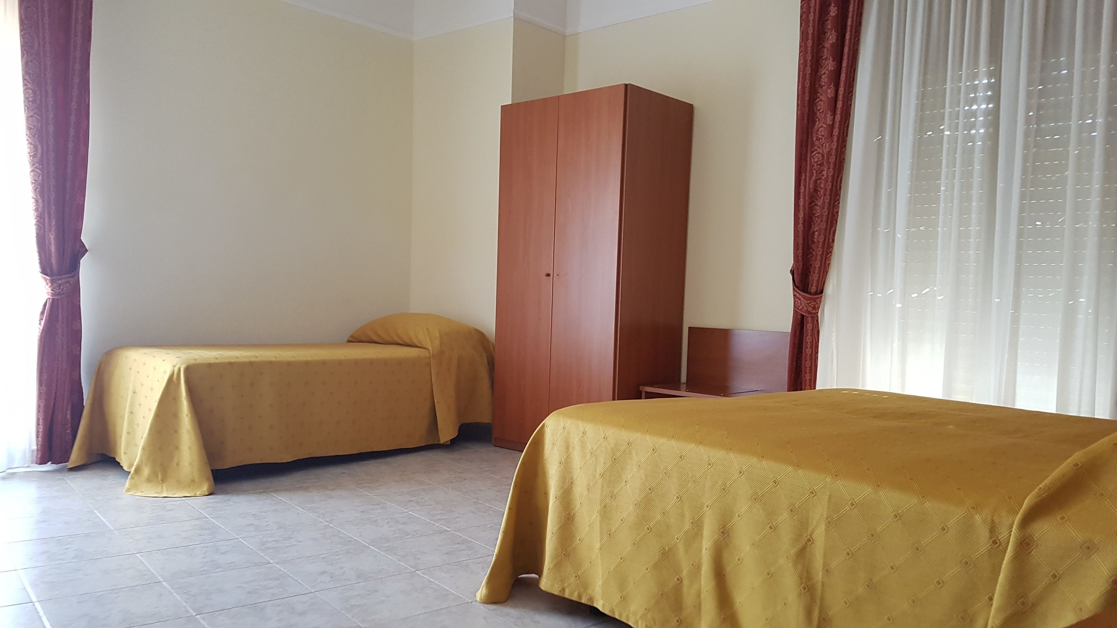 Escritorio, cunas gratuitas, wifi gratis y ropa de cama 