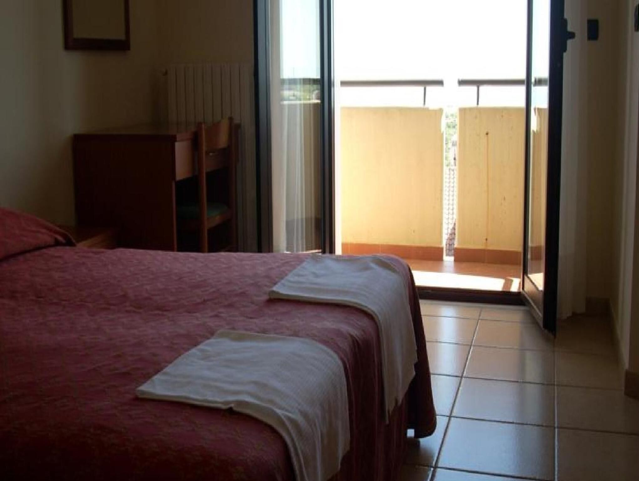 desk, free cots/infant beds, free wifi, bed sheets