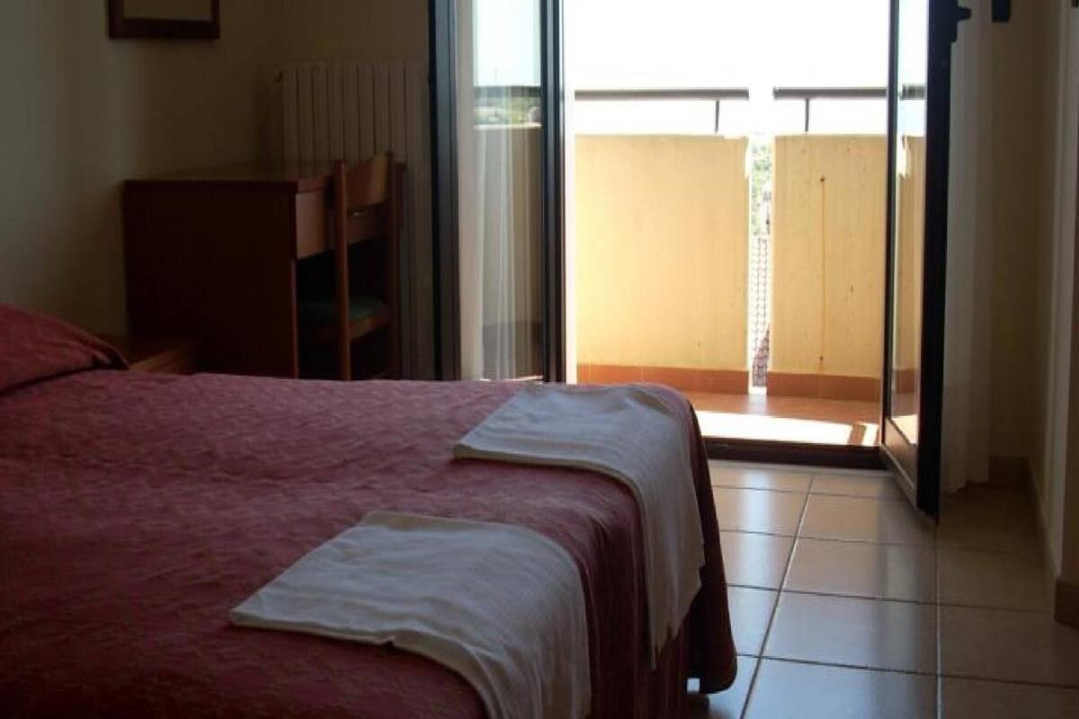 desk, free cots/infant beds, free wifi, bed sheets