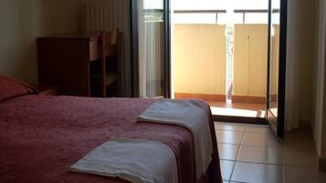 Bureau, lits bébé (gratuits), Wi-Fi gratuit, draps fournis