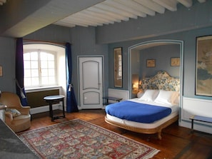 Minibar, individuell dekoriert, individuell eingerichtet, Schreibtisch