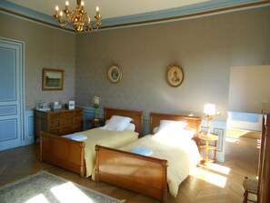 Suite | Minibar, decoració individual, mobiliari individual i escriptori 