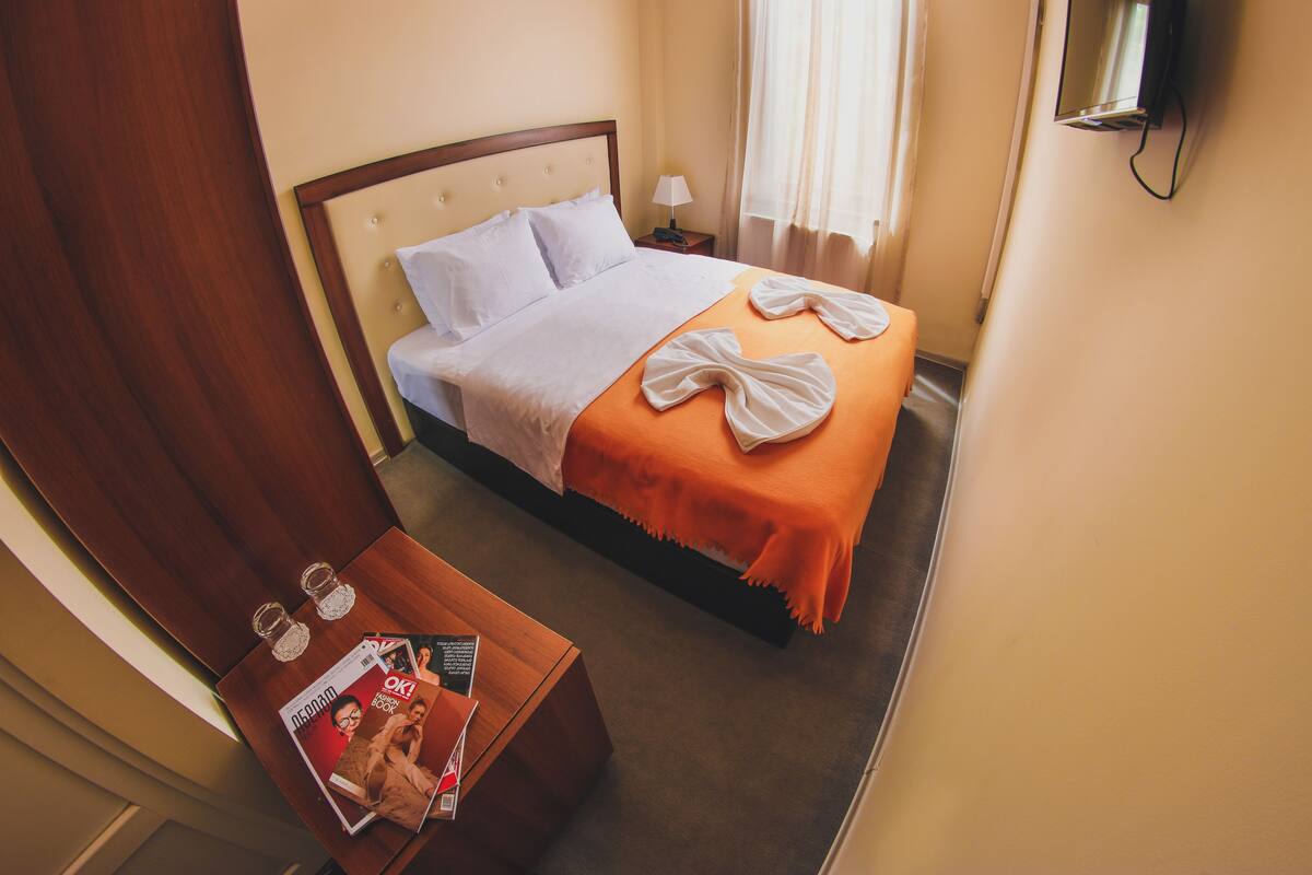 Habitación estándar con 1 cama matrimonial o 2 individuales | Ropa de cama de alta calidad, cortinas blackout y insonorización