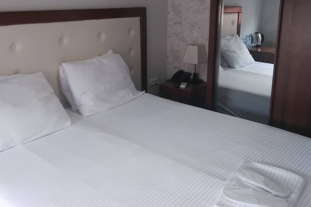 Habitación triple estándar | Ropa de cama de alta calidad, cortinas blackout y insonorización