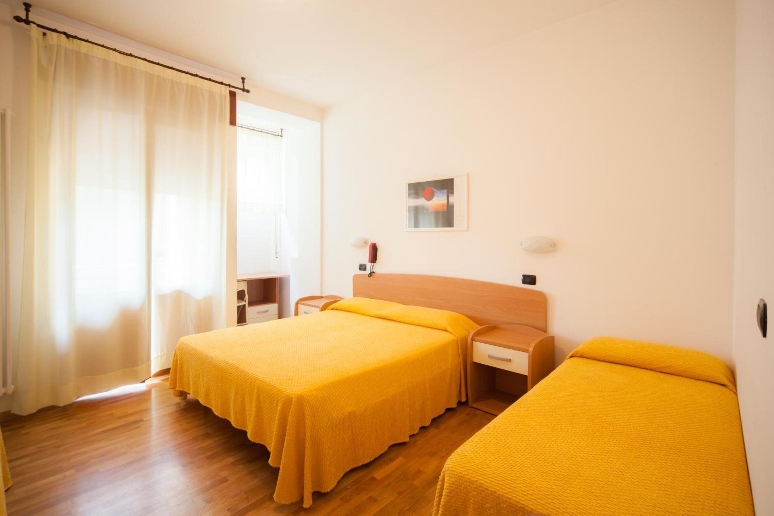 Zimmersafe, Schreibtisch, laptopgeeigneter Arbeitsplatz