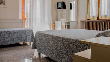 Standard-Dreibettzimmer, 1 Schlafzimmer | Zimmersafe, Schreibtisch, laptopgeeigneter Arbeitsplatz