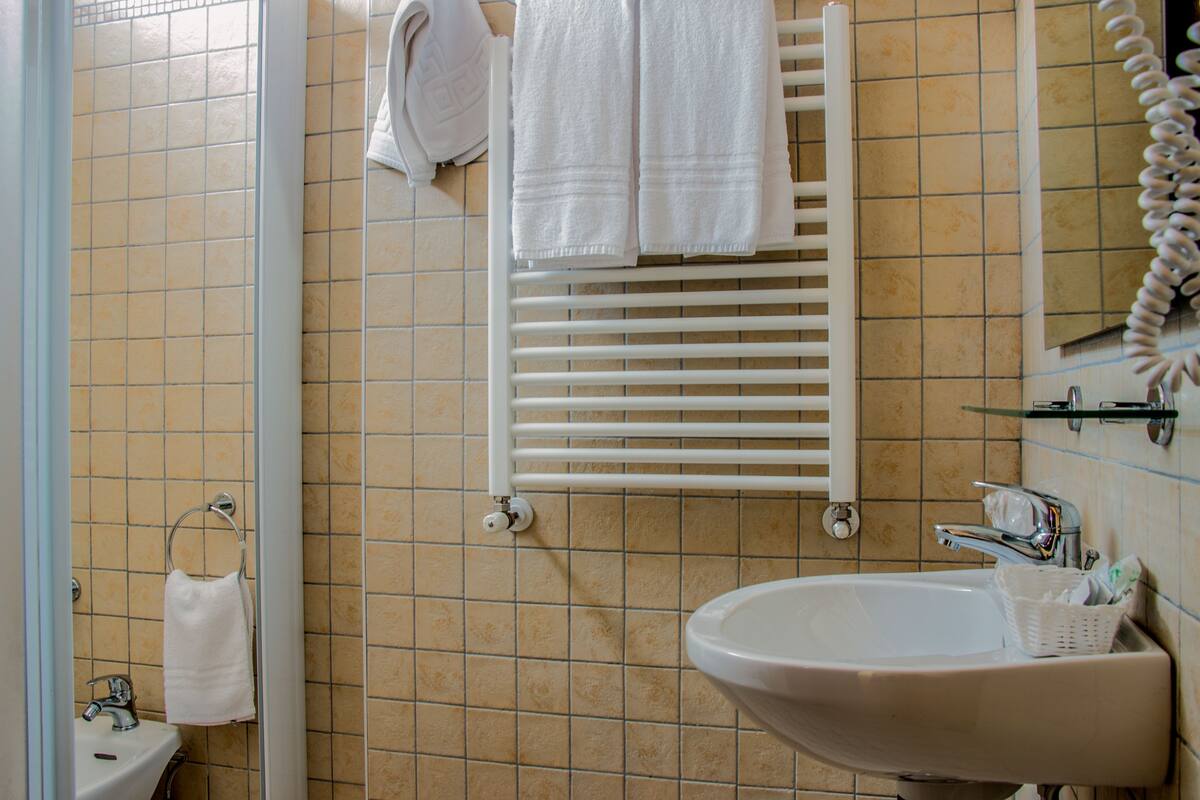 family room, 2 bedrooms | bathroom | shower, free toiletries, hair dryer, bidet