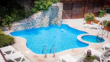 Una piscina al aire libre de temporada