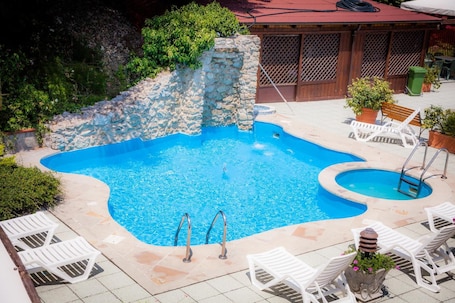 季节性开放的室外游泳池