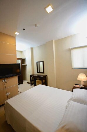Hypo-allergenic bedding, desk, free WiFi, bed sheets - Hotel Formosa Daet (Daet)