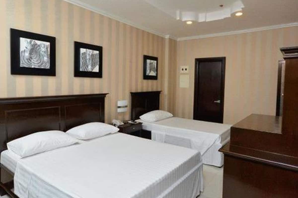 Hypo-allergenic bedding, desk, free WiFi, bed sheets