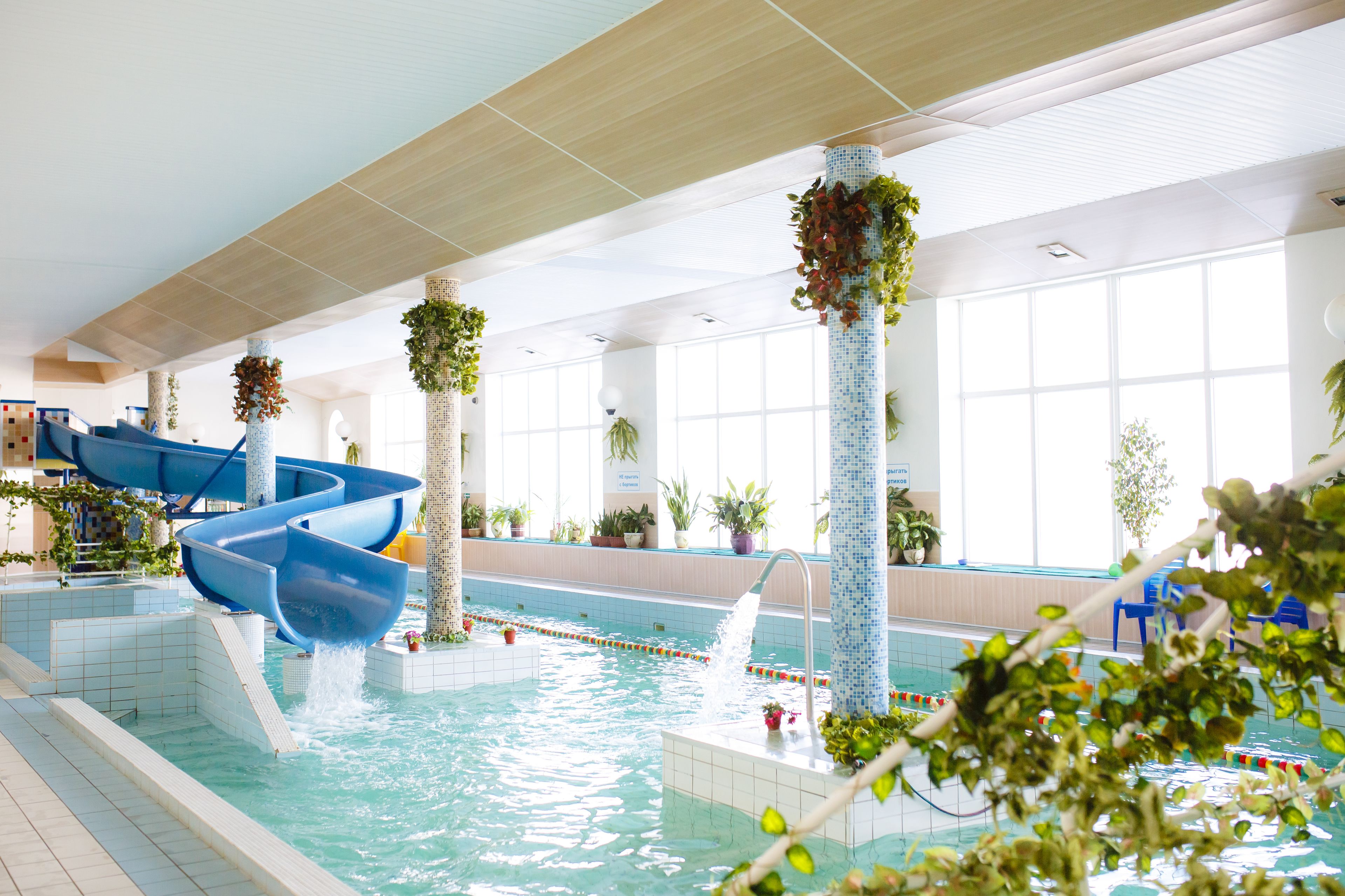 Kolam renang tertutup 