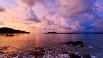 شاطئ خاص، كراسي للتشمس، مظلات الشاطئ، مناشف للشاطئ