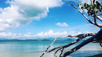 Playa privada, camastros, sombrillas y toallas de playa
