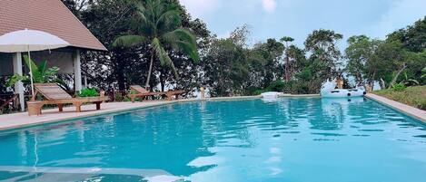 Piscine extérieure, parasols de plage, chaises longues