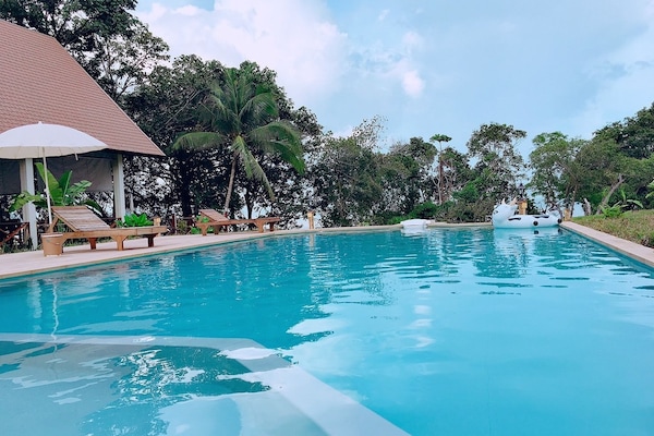 Piscina a l'aire lliure (horari: 08:00-21:00), para-sols i gandules