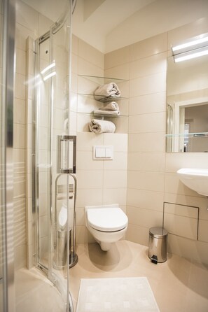 Family Apartment | Bathroom | Shower, hair dryer, towels - Accommodation Smečky 14 (Prague)