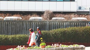 A modern building with large windows and a brick wall. - Kobe Sannomiya R2 Hostel (Kobe)