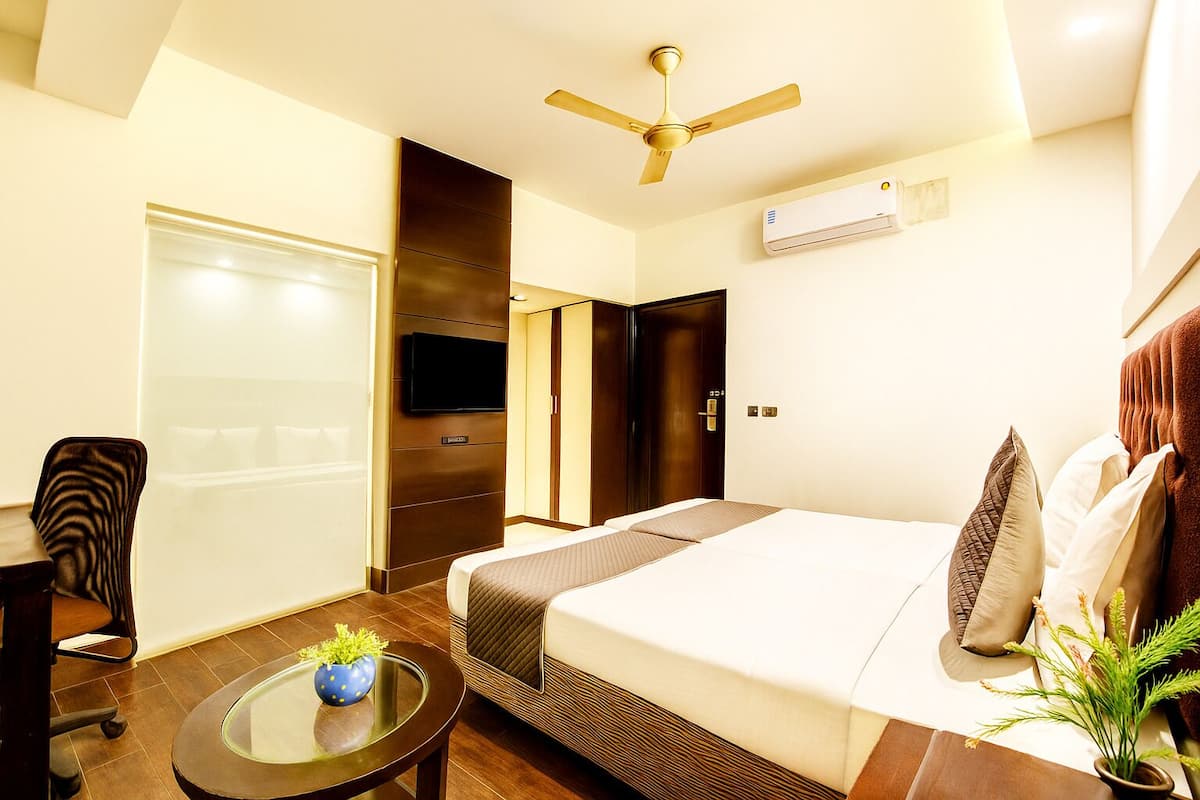 Deluxe Room | 1 bedroom, hypo-allergenic bedding, down comforters, memory foam beds