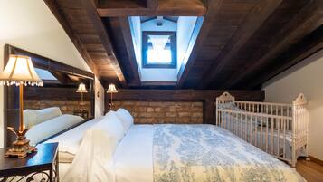 Casa, 5 dormitoris | 5 dormitoris, escriptori, planxa i posts de planxar i roba de llit