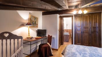 Casa, 5 dormitoris | 5 dormitoris, escriptori, planxa i posts de planxar i roba de llit