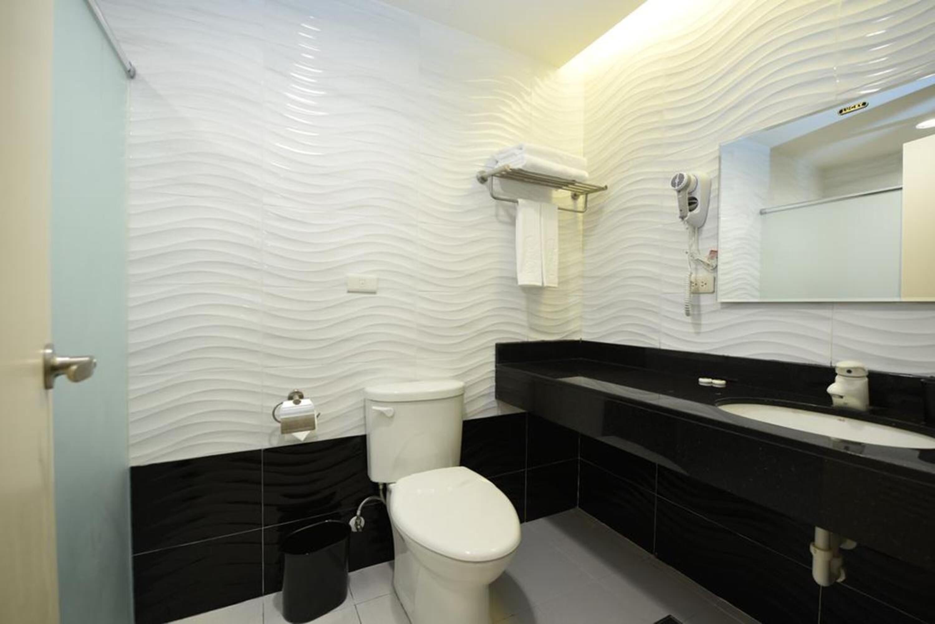 shower, rainfall showerhead, free toiletries, hair dryer