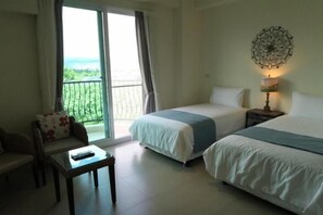 Escritorio, insonorización, internet por cable gratis y ropa de cama 