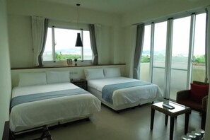 Työpöytä, äänieristys, ilmainen kiinteä internetyhteys, vuodevaatteet