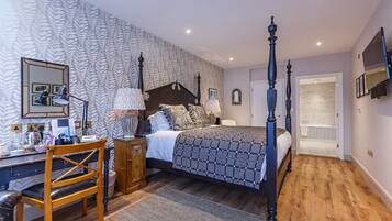 Premium bedding, desk, iron/ironing board, free WiFi