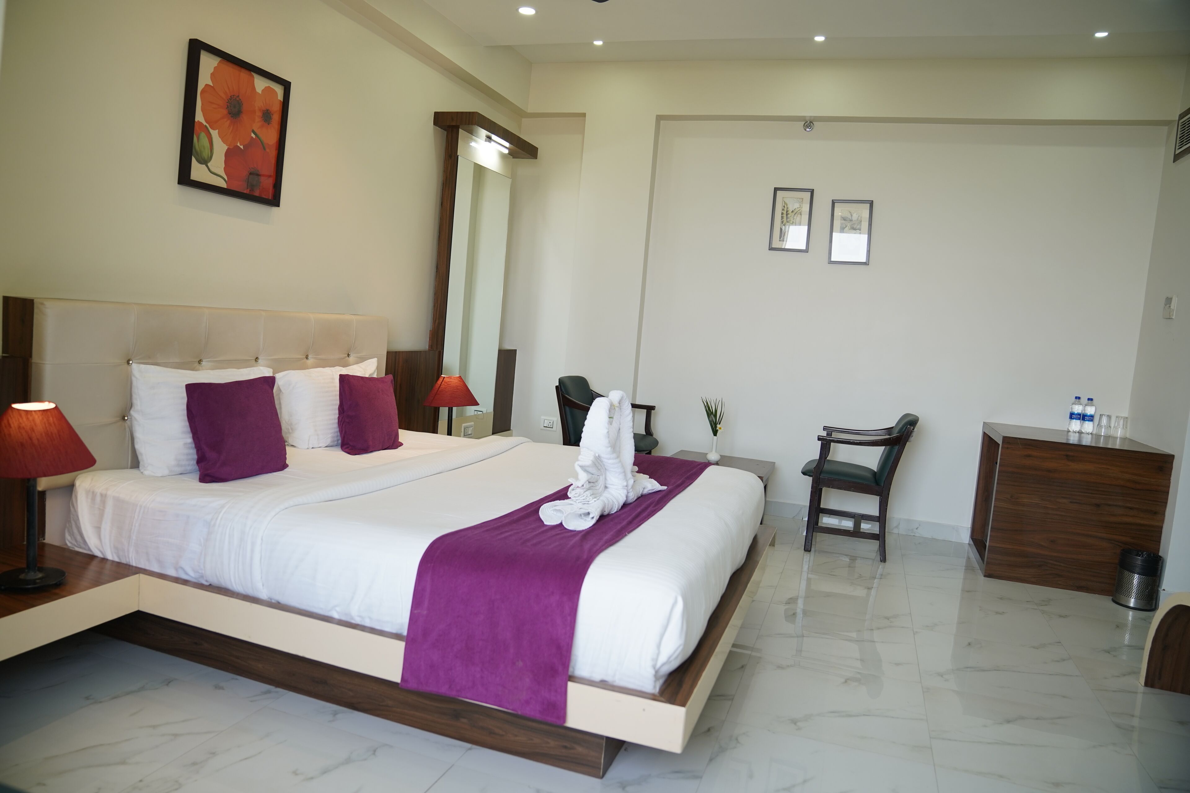 Rom – deluxe, 1 dobbeltseng | Skrivebord, ekstrasenger (mot et tillegg), wi-fi (inkludert) og sengetøy