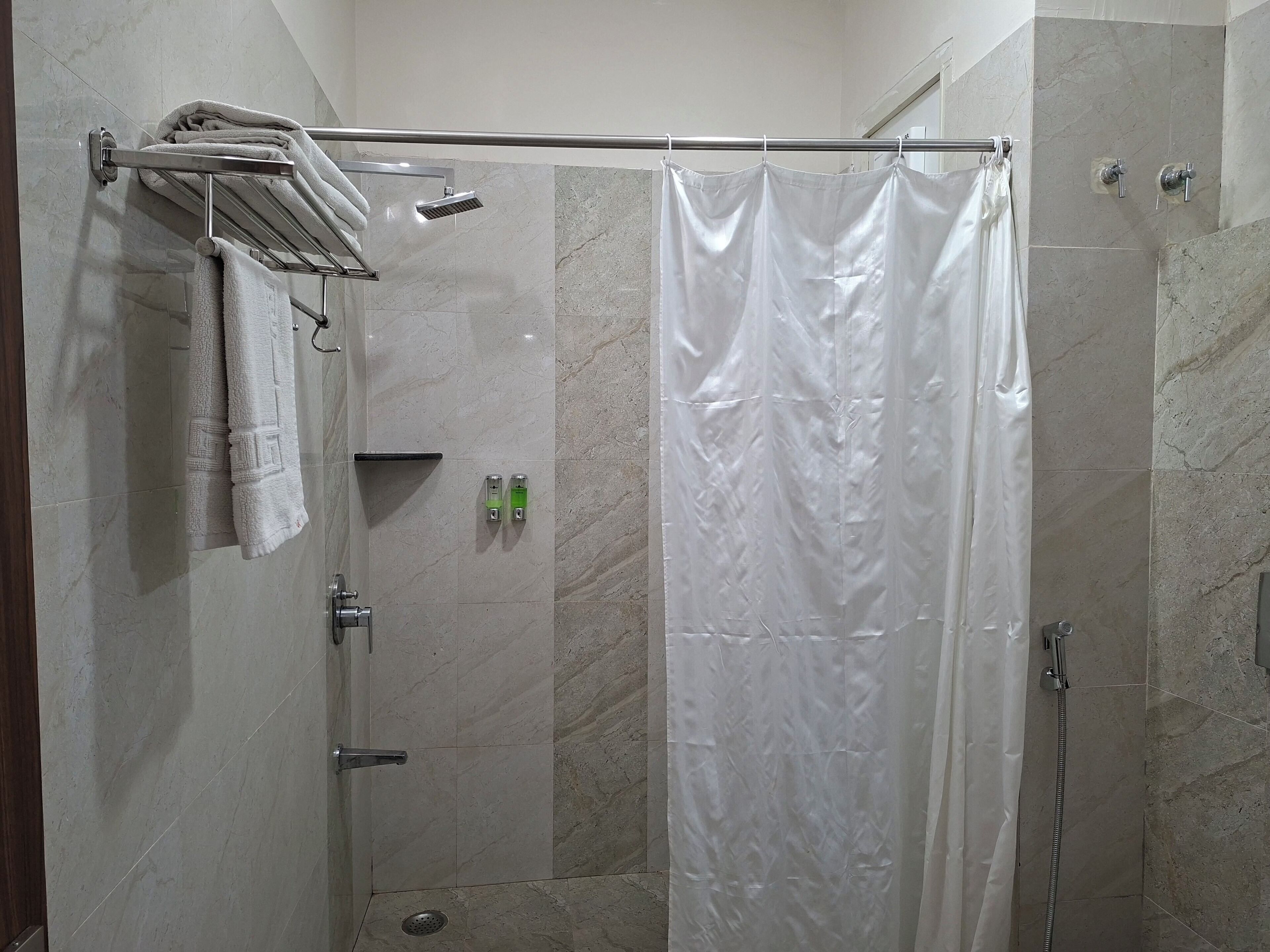 Dusj, toalettartikler (inkludert) og håndklær