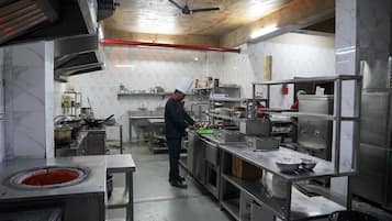 Menyajikan masakan internasional