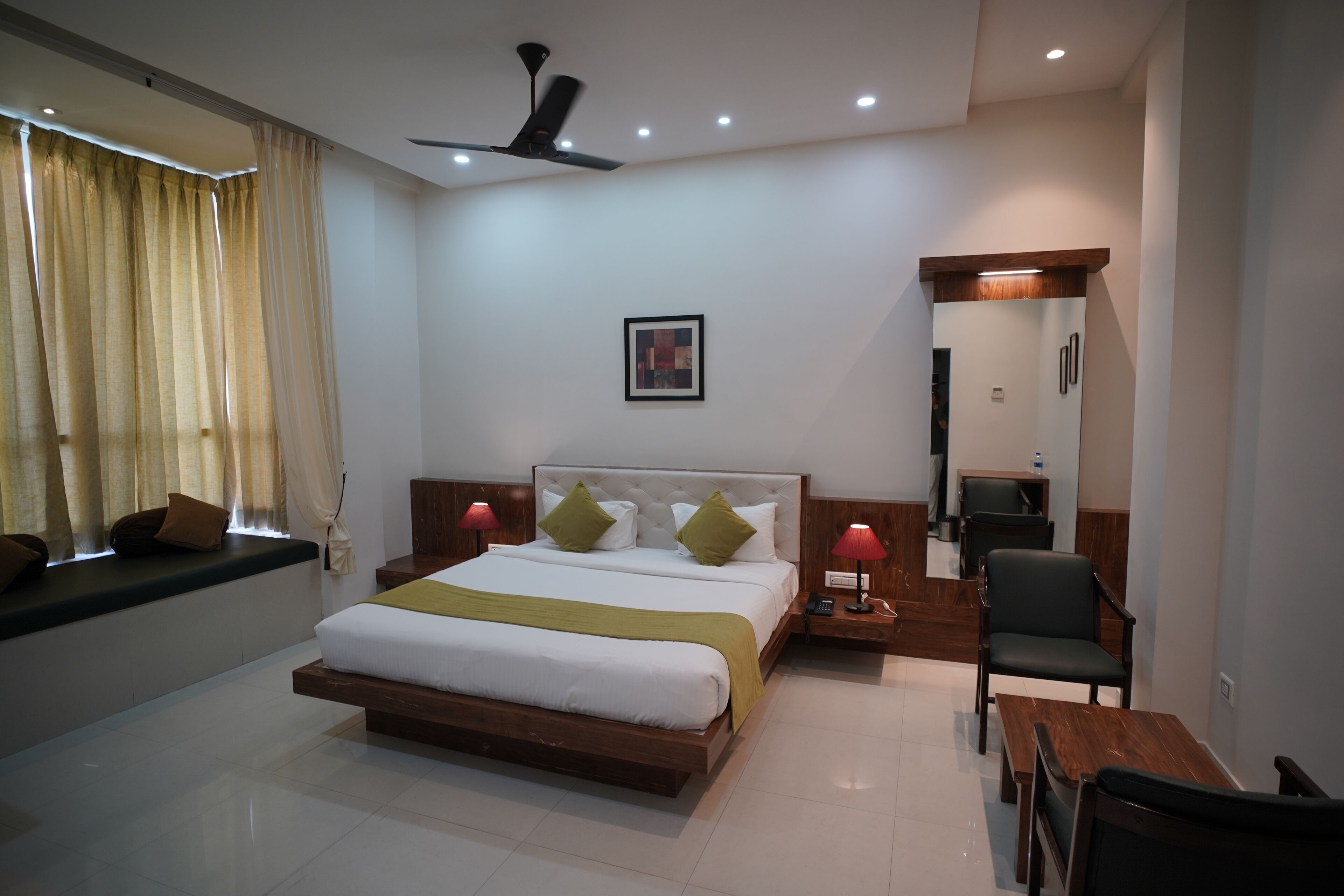 デスク、可動式ベッド、WiFi (無料)、ベッドシーツ