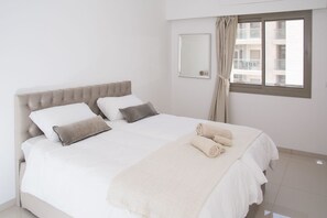 Apartamento luxo, 2 quartos | 2 quartos, roupas de cama premium, cortinas blackout