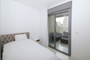 Leilighet – deluxe, 2 soverom | 2 soverom, sengetøy av topp kvalitet og blendingsgardiner