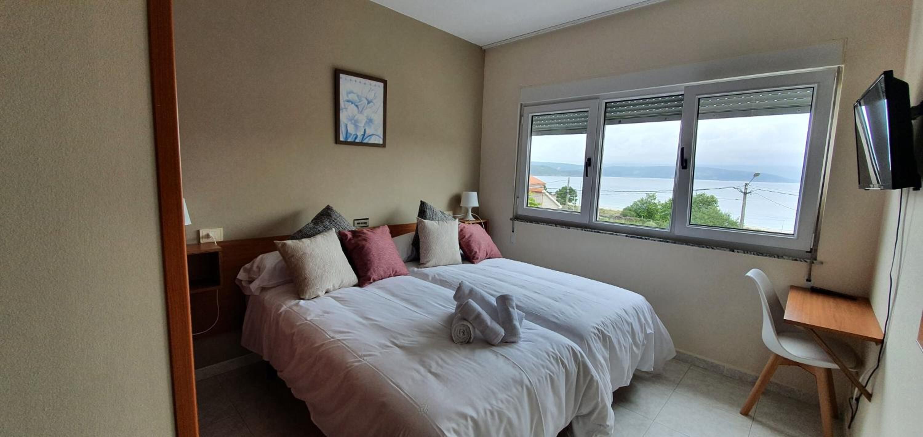 desk, free wifi, bed sheets