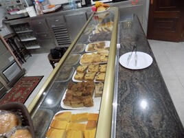Una vitrina de panadería con diferentes productos horneados.