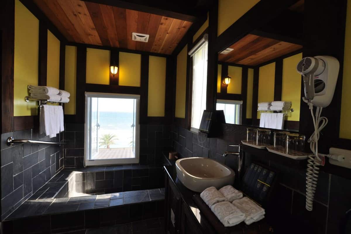 signature villa for 2 people, sea view | bathroom | separate bathtub and shower, deep-soaking bathtub, free toiletries