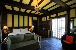 Villa海景双人房 | 迷你吧、客房内保险箱、办公桌、隔音