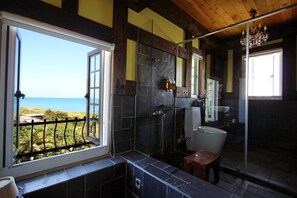 Superior Room for 6 people,Sea View | Bathroom - Stuart Villa (Shoufeng)