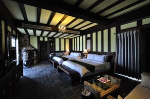 Habitación cuádruple superior, vistas al mar | Minibar, caja fuerte, escritorio y sistema de insonorización