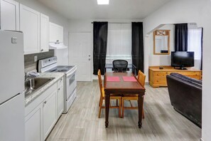 Una cassaforte in camera, una scrivania, Wi-Fi gratuito, lenzuola