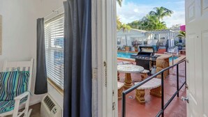 Studio, 2 Queen Beds, Mobility Accessible, Poolside | In-room safe, desk, WiFi (free), bed sheets - Richards Motel Courtyard (Hollywood)