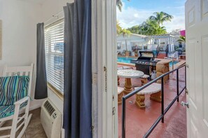 Studio, 2 Queen Beds, Mobility Accessible, Poolside - Richards Motel Courtyard (Hollywood)