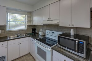 Appartamento, 1 letto queen, cucina | Cucina privata | Mini-frigorifero, microonde