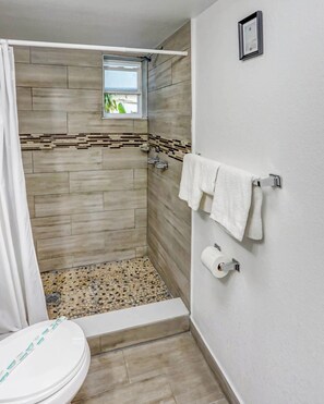 Quarto casal standard, 1 cama Queen | Banheiro | Chuveiro, toalhas de banho, sabonete, papel higiênico