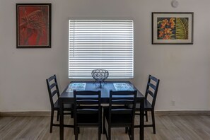 Apartment, 1 Queen Bed, Kitchen | In-room dining - Richards Motel Courtyard (Hollywood)