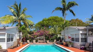 Utomhuspool med öppettider 09.00 till 21.00, och solstolar